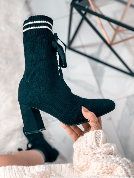Botki na słupku ze skarpetą