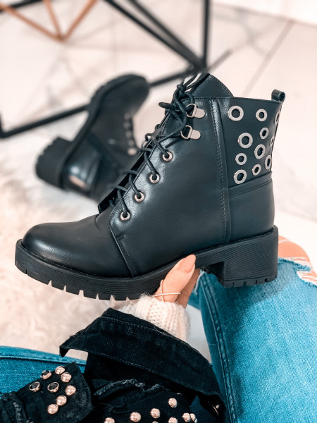 Botki z ozdobnymi kółkami 2