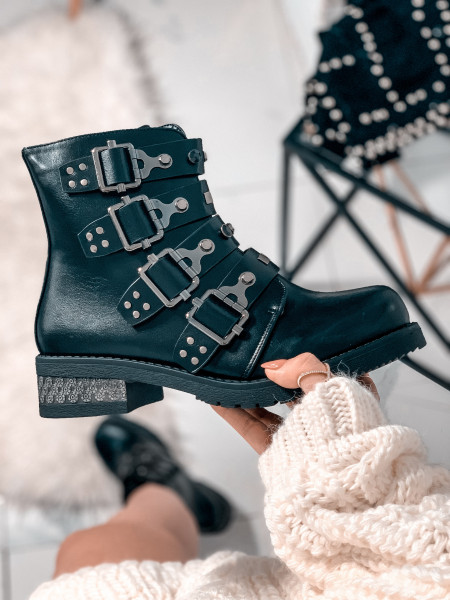 Botki z ozdobnymi klamrami