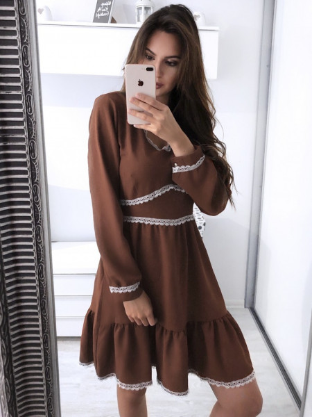 Sukienka z ozdobną koronką CASILIA - brąz