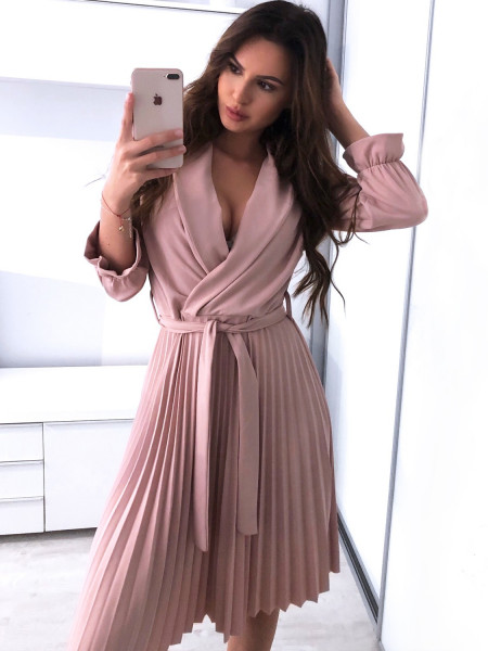 Sukienka z plisowanym dołem...