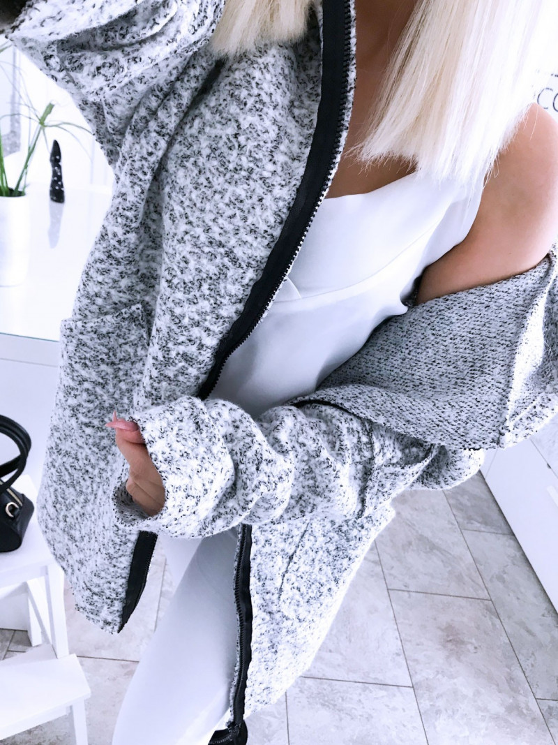 Modna narzutka z kapturem PATRICIA -...