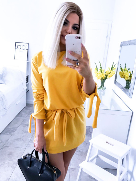 Sukienka wiązana w pasie...