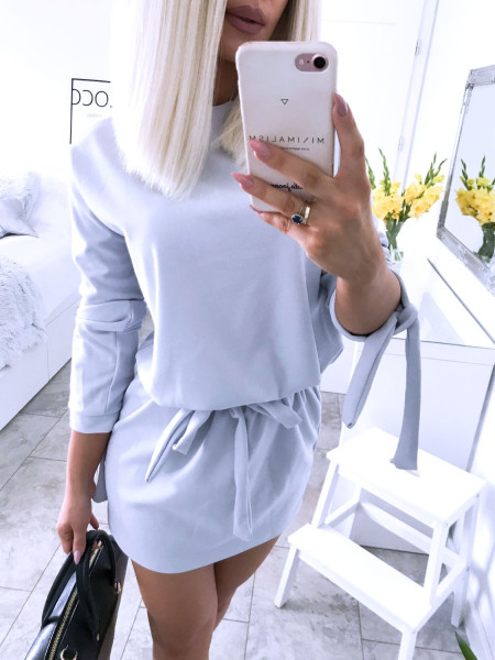 Sukienka wiązana w pasie... 2