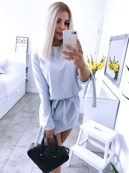 Sukienka wiązana w pasie...