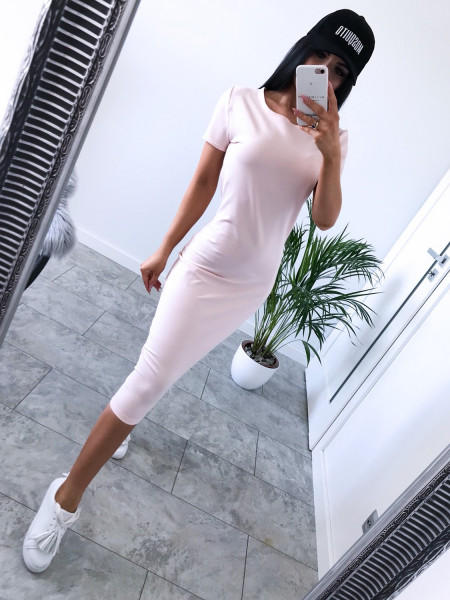 Dopasowana sukienka midi...